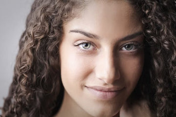 Woman with natural curls, face to camera